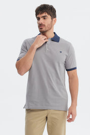 Polera hombre slim gris con cuello camisero azul marino y logo pequeño en el pecho