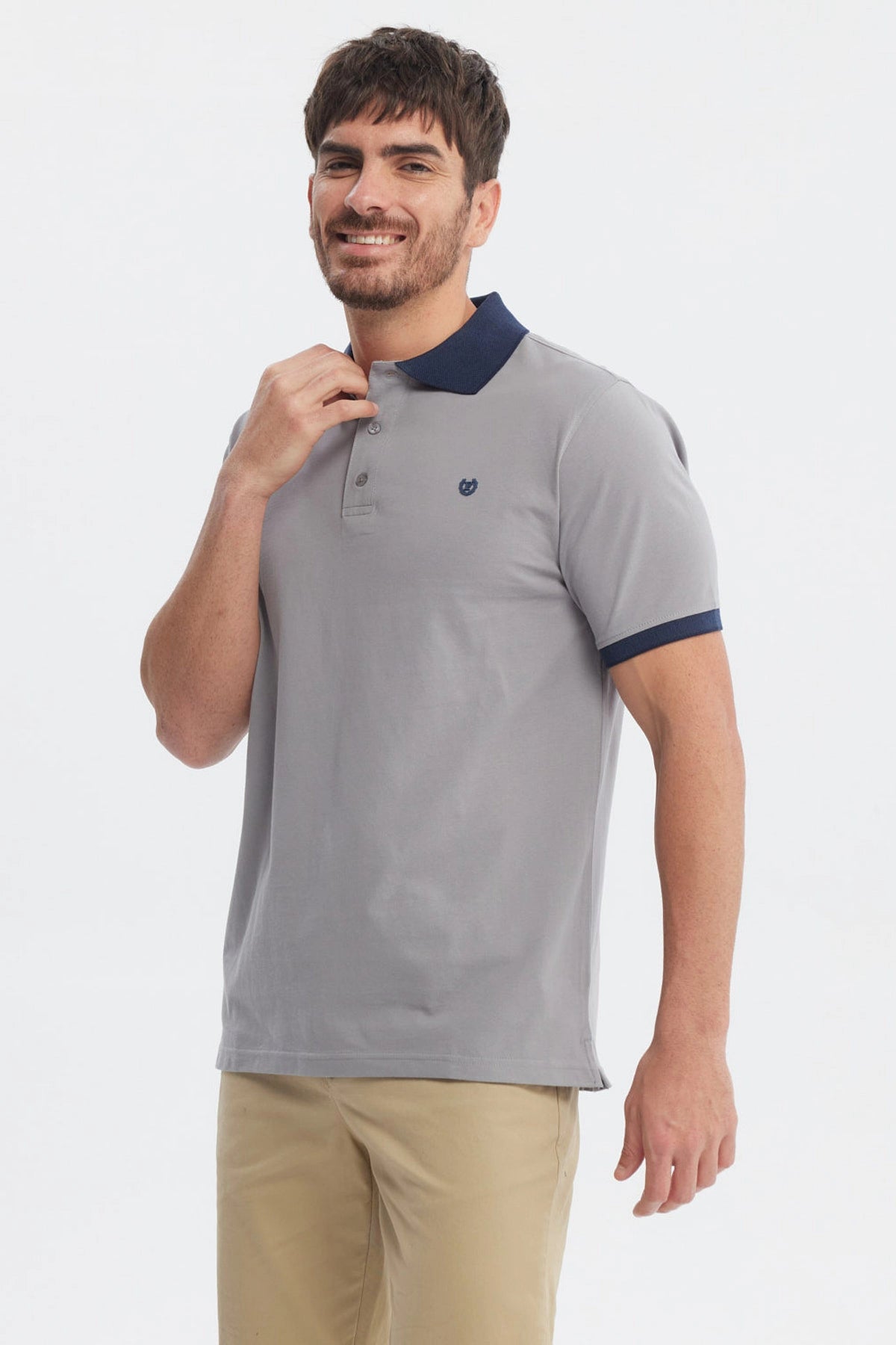 Polera hombre slim gris con cuello camisero azul marino y logo pequeño en el pecho