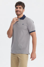 Polera hombre slim gris con cuello camisero azul marino y logo pequeño en el pecho