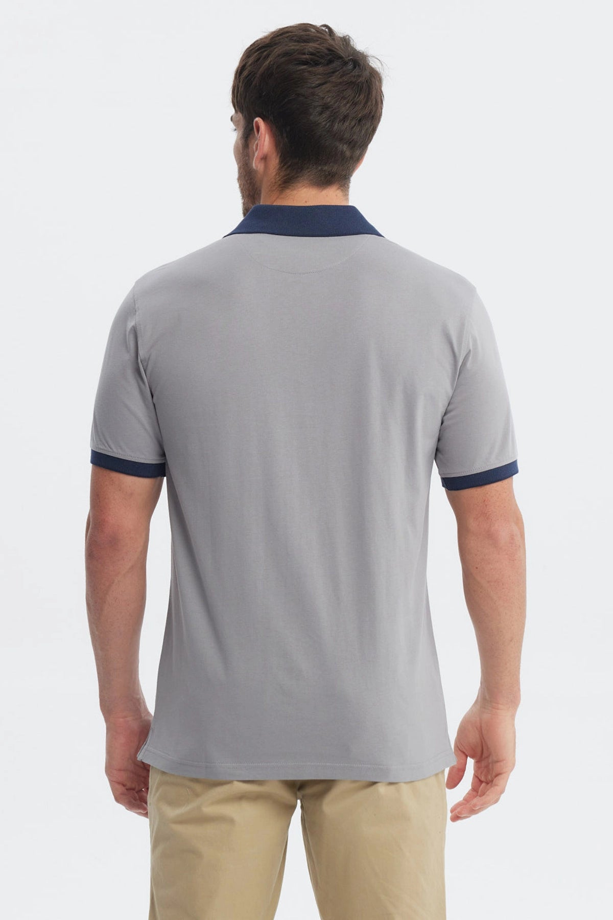 Polera hombre slim gris con cuello camisero azul marino y logo pequeño en el pecho