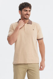 Polera slim beige con cuello camisero marrón diseño liso sin estampas ideal para un look casual elegante