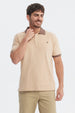 Polera slim beige con cuello camisero marrón diseño liso sin estampas ideal para un look casual elegante