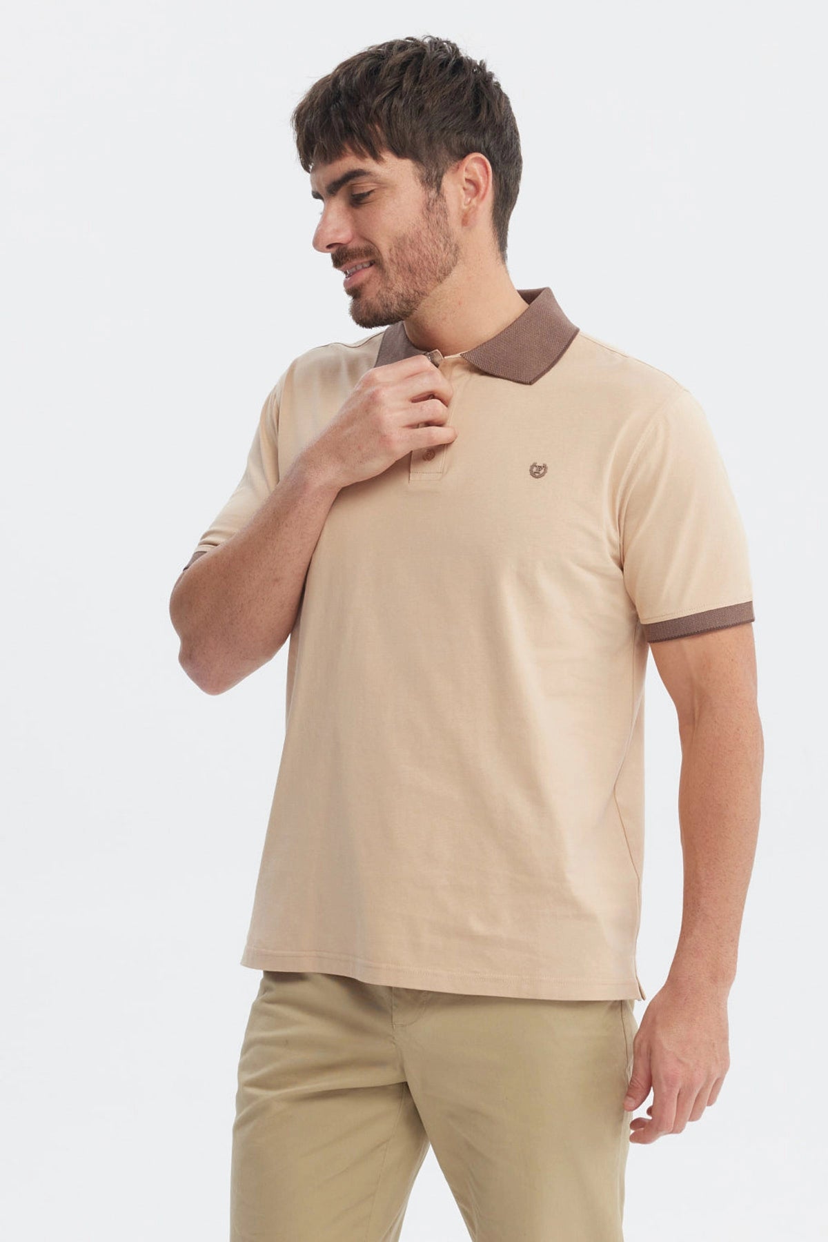 Polera slim beige con cuello camisero marrón diseño liso sin estampas ideal para un look casual elegante