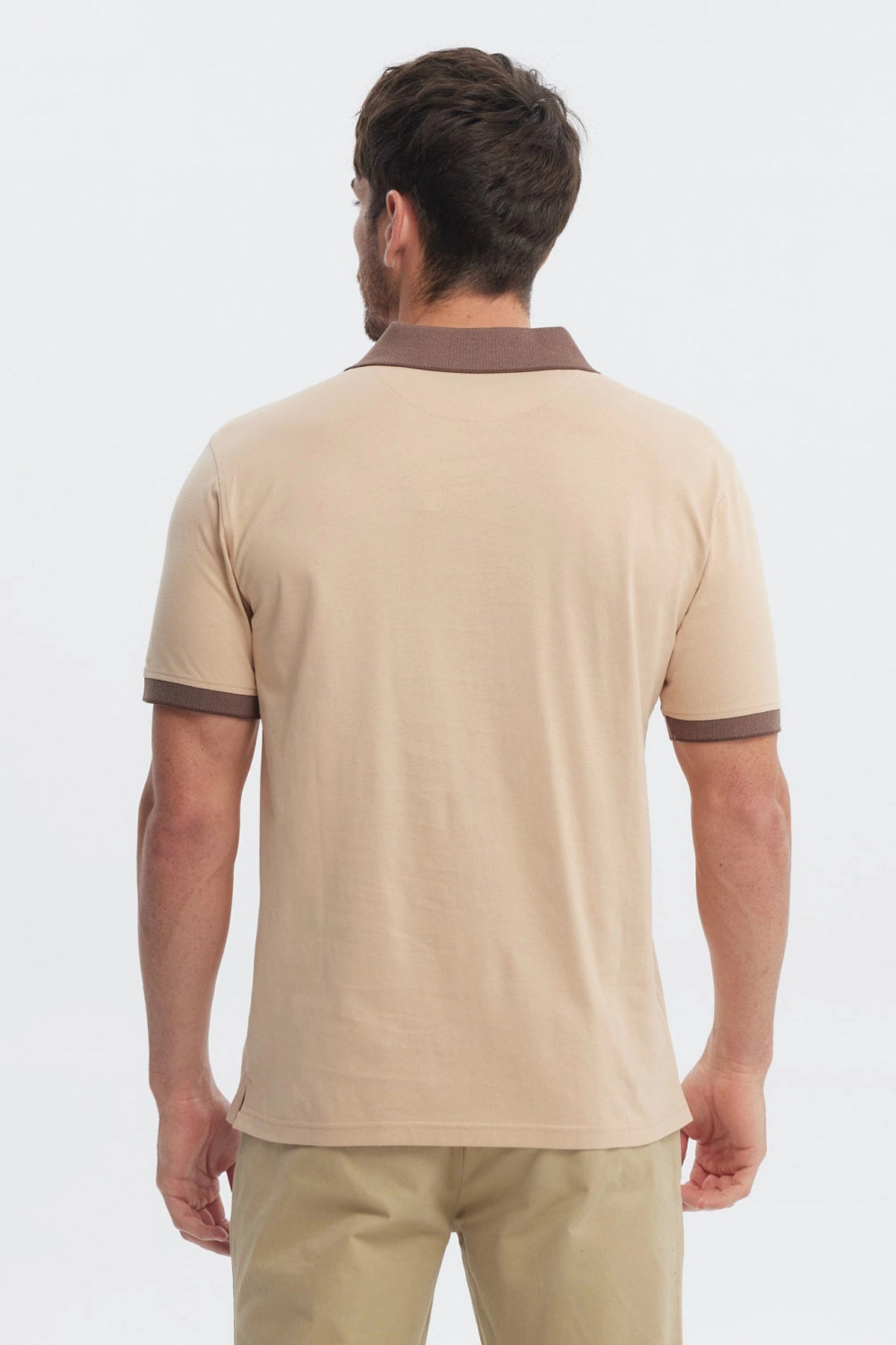 Polera slim beige con cuello camisero marrón diseño liso sin estampas ideal para un look casual elegante