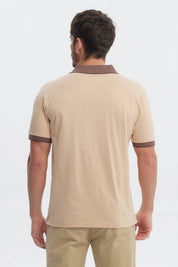 Polera slim beige con cuello camisero marrón diseño liso sin estampas ideal para un look casual elegante