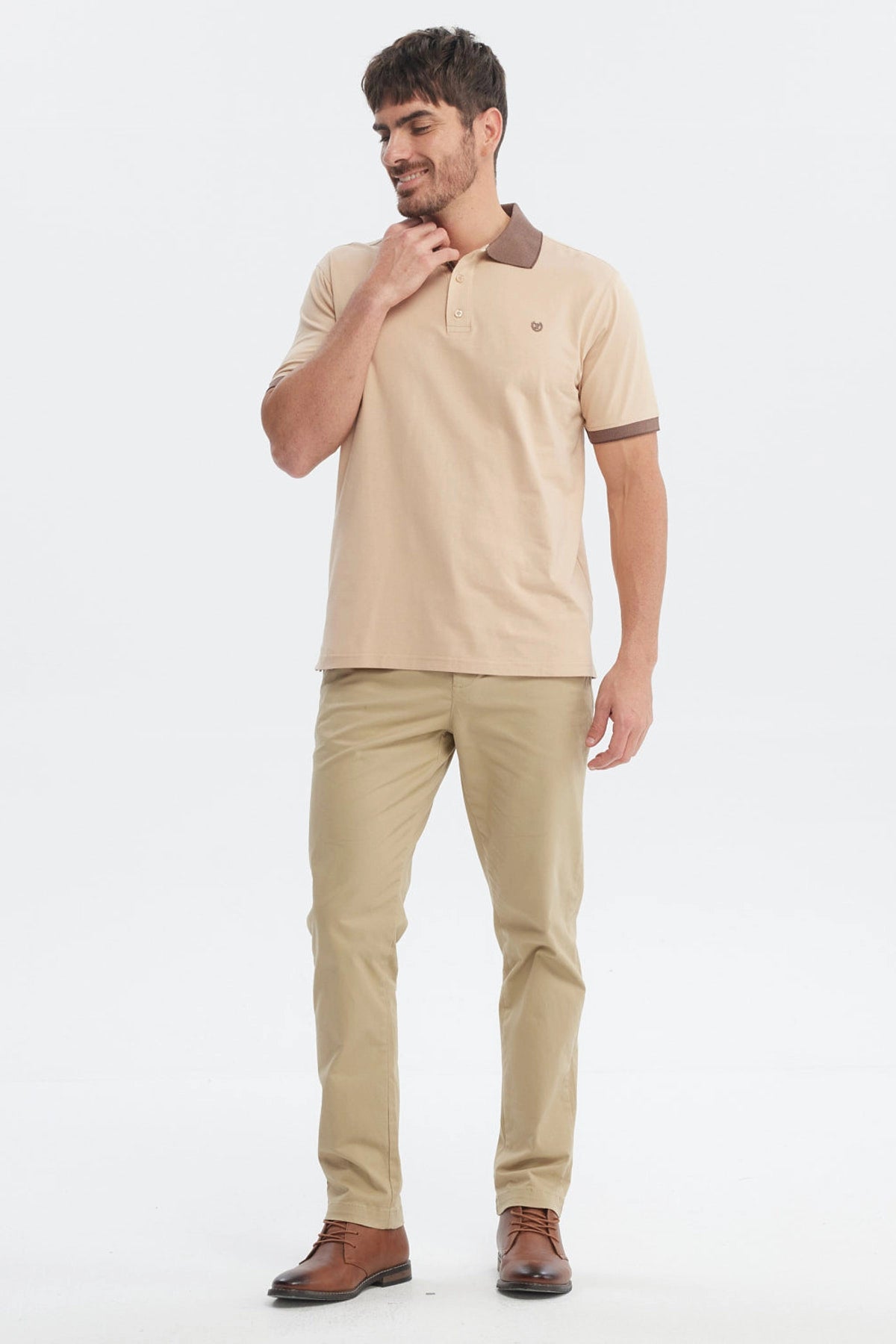 Polera slim beige con cuello camisero marrón diseño liso sin estampas ideal para un look casual elegante