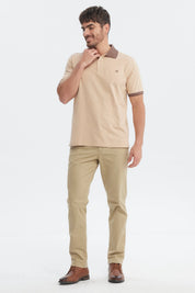 Polera slim beige con cuello camisero marrón diseño liso sin estampas ideal para un look casual elegante
