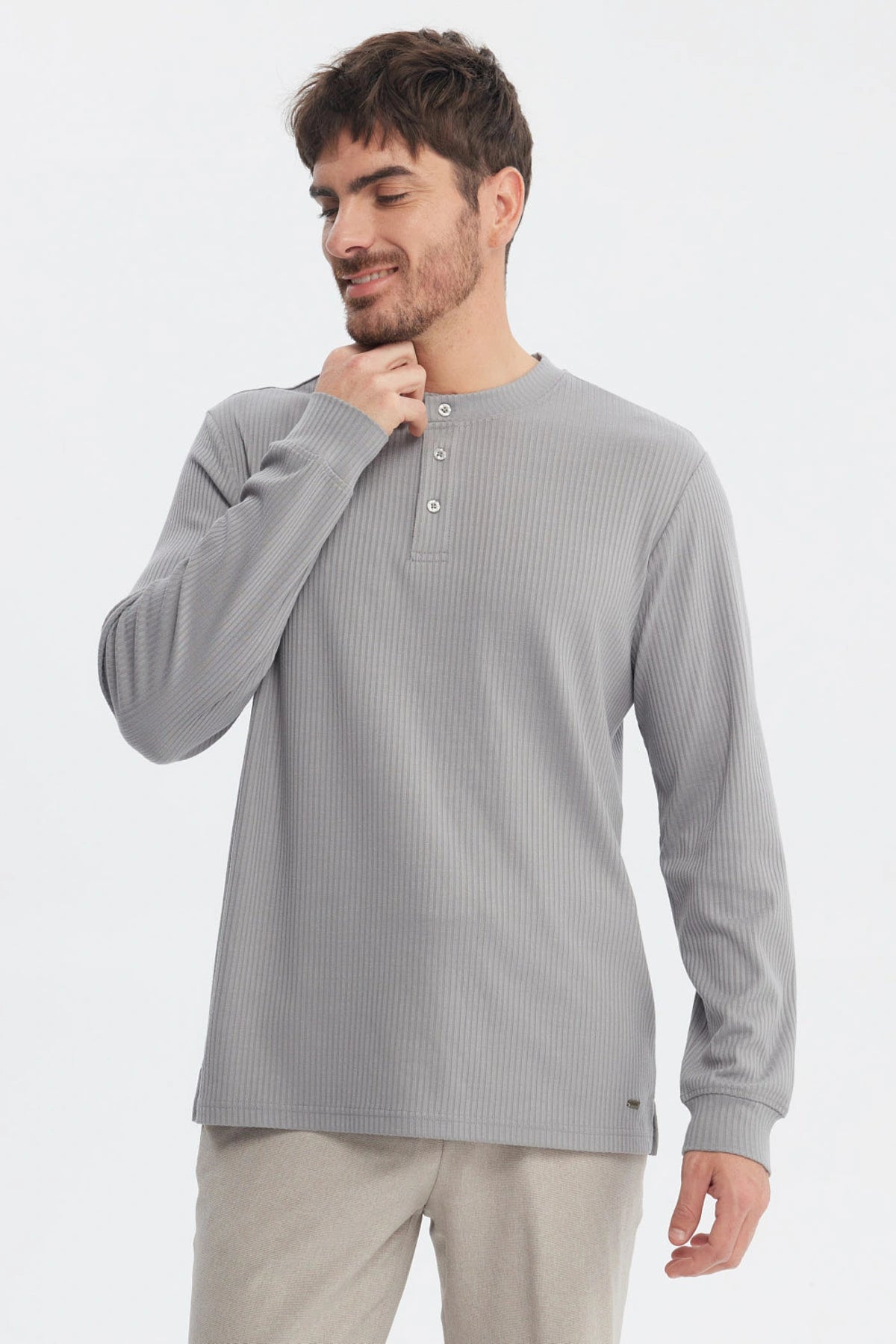 Polera hombre slim gris con textura acanalada y tres botones en el pecho sin estampa visible lisa y elegante