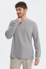 Polera hombre slim gris con textura acanalada y tres botones en el pecho sin estampa visible lisa y elegante