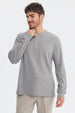 Polera hombre slim gris con textura acanalada y tres botones en el pecho sin estampa visible lisa y elegante