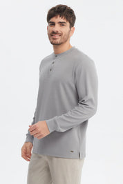 Polera hombre slim gris con textura acanalada y tres botones en el pecho sin estampa visible lisa y elegante