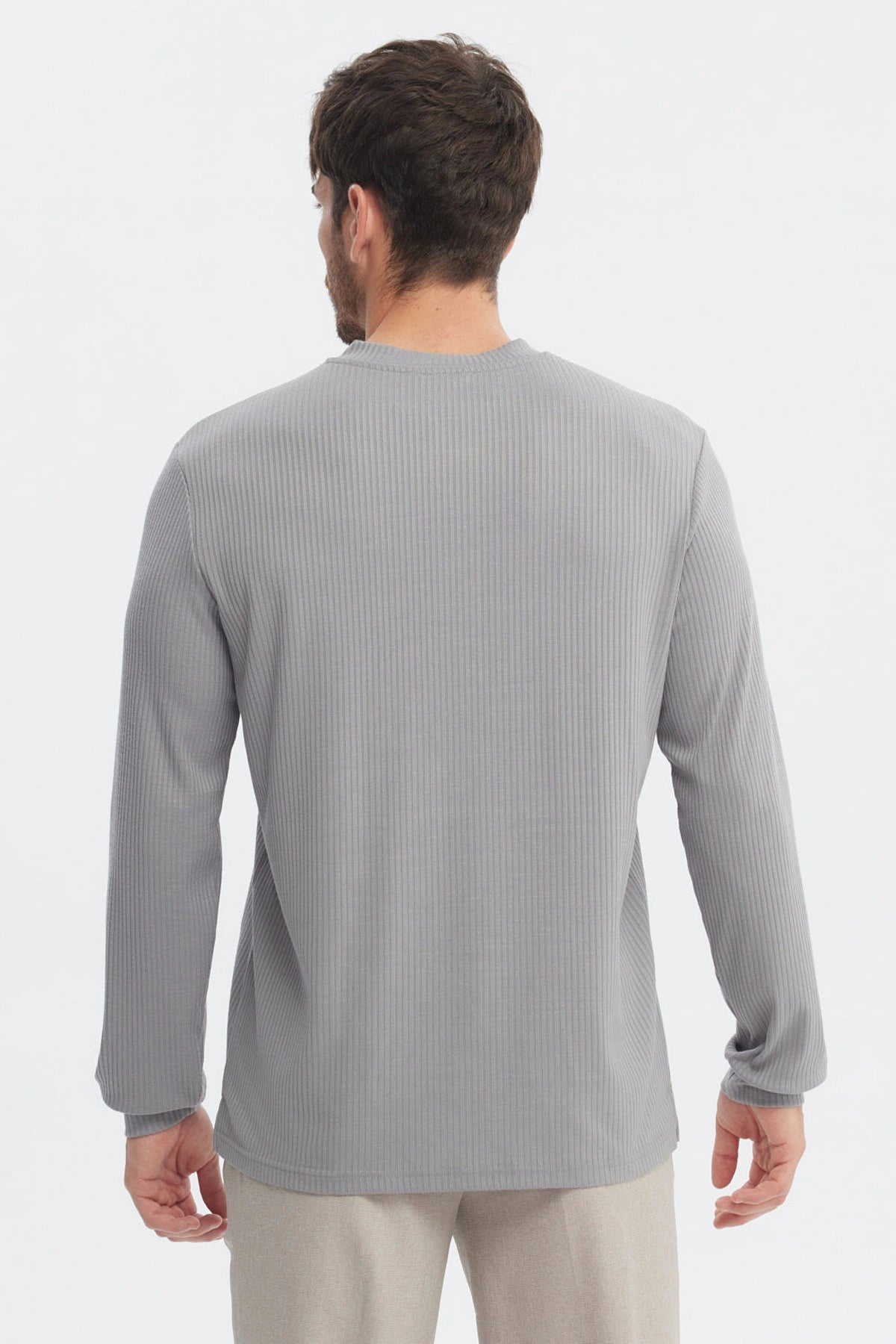 Polera hombre slim gris con textura acanalada y tres botones en el pecho sin estampa visible lisa y elegante
