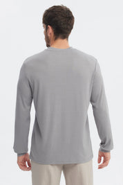 Polera hombre slim gris con textura acanalada y tres botones en el pecho sin estampa visible lisa y elegante