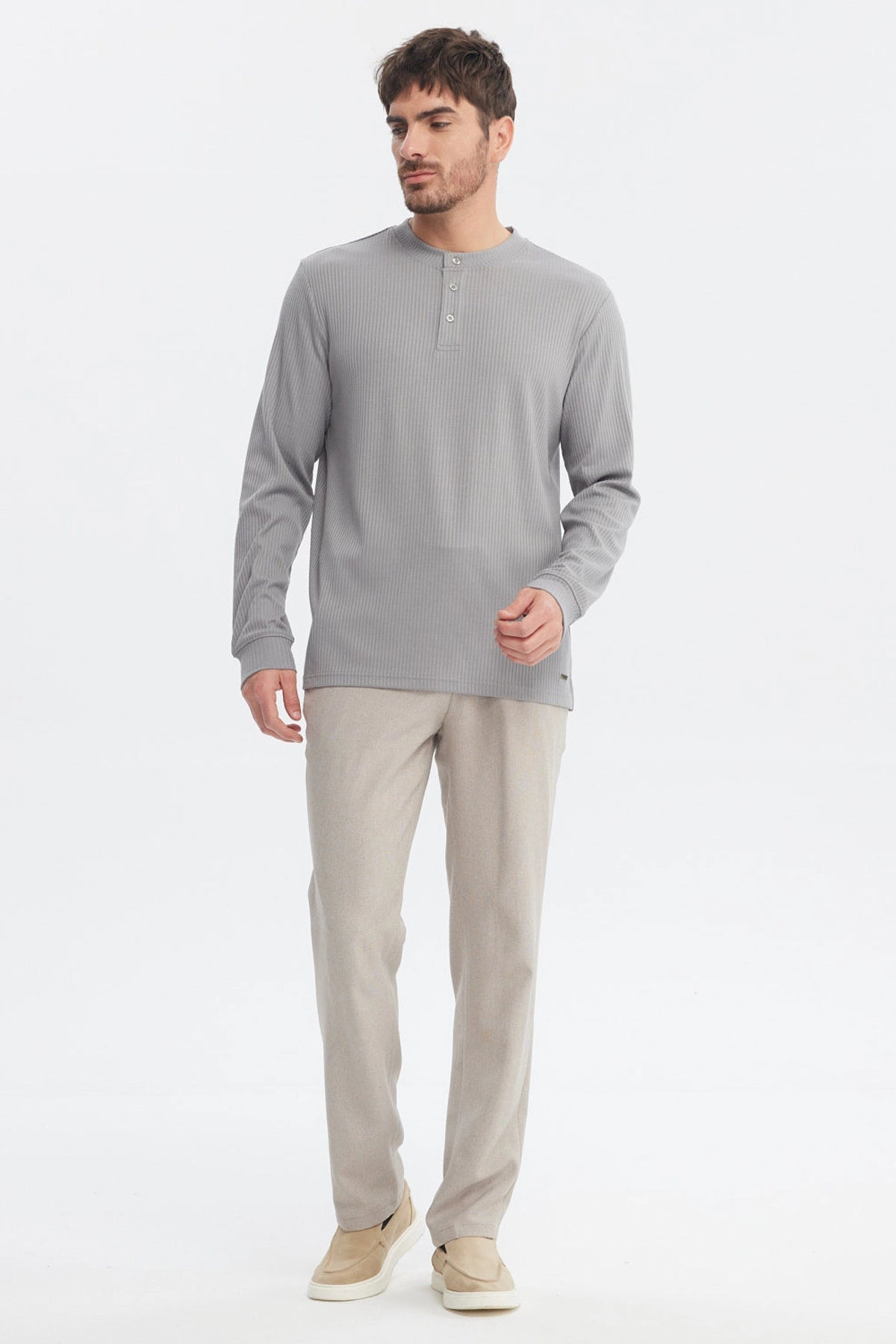 Polera hombre slim gris con textura acanalada y tres botones en el pecho sin estampa visible lisa y elegante