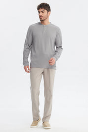 Polera hombre slim gris con textura acanalada y tres botones en el pecho sin estampa visible lisa y elegante