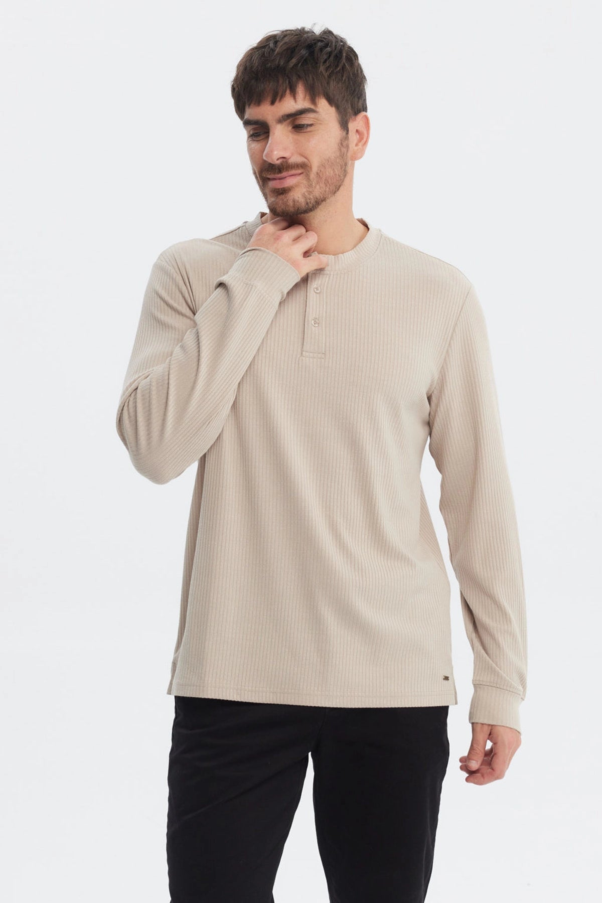Polera hombre slim arena de manga larga con textura acanalada y cuello henley sin estampa lisa y elegante