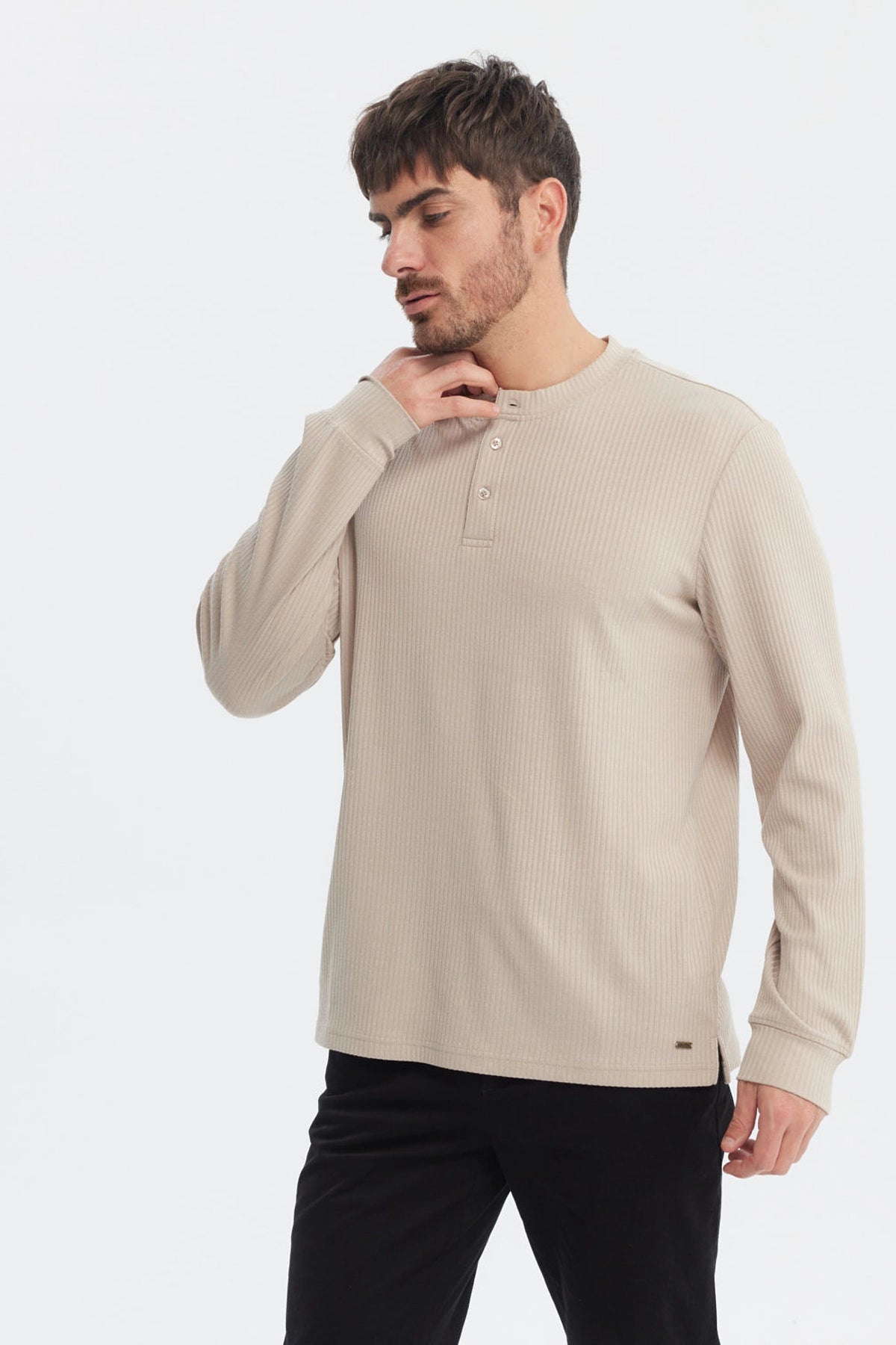 Polera hombre slim arena de manga larga con textura acanalada y cuello henley sin estampa lisa y elegante