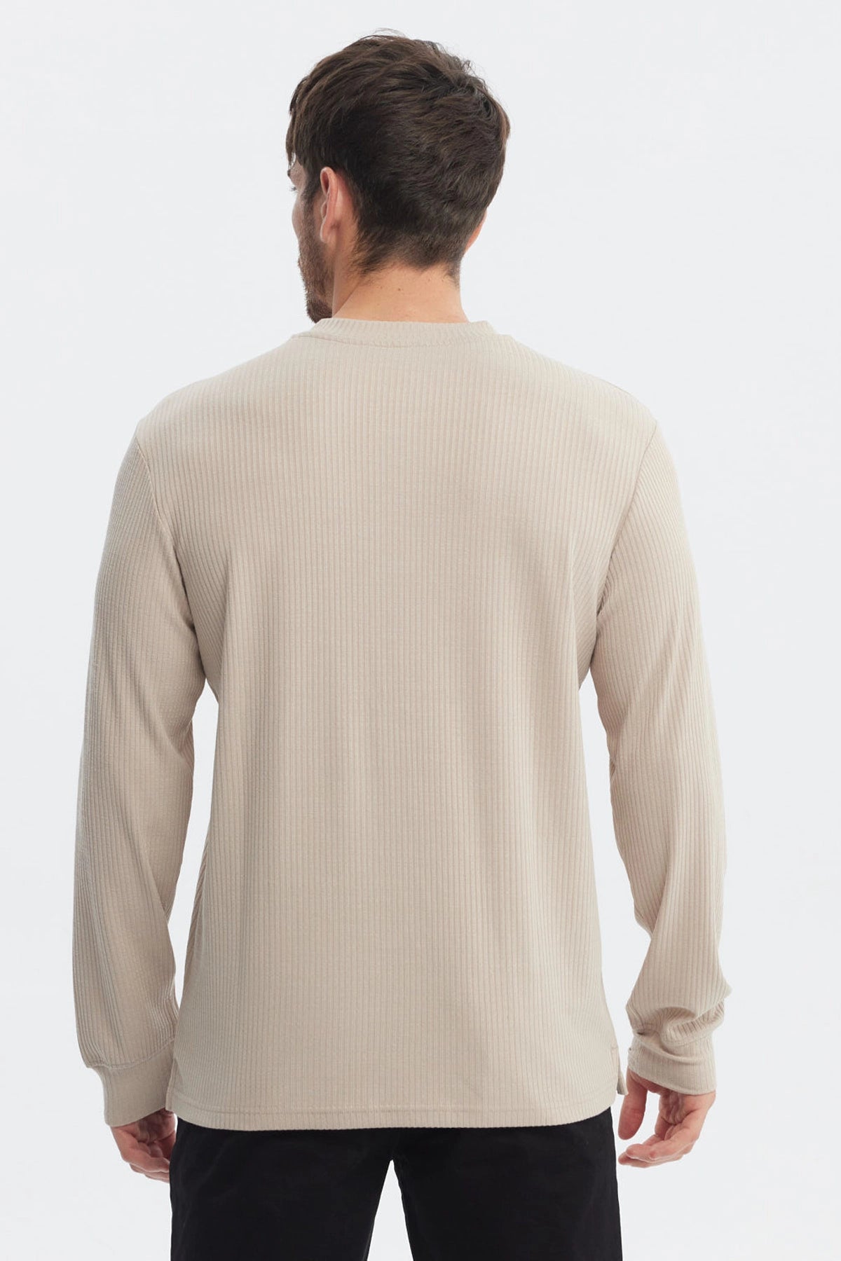 Polera hombre slim arena de manga larga con textura acanalada y cuello henley sin estampa lisa y elegante