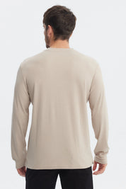 Polera hombre slim arena de manga larga con textura acanalada y cuello henley sin estampa lisa y elegante