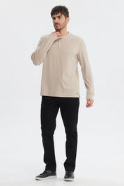 Polera hombre slim arena de manga larga con textura acanalada y cuello henley sin estampa lisa y elegante
