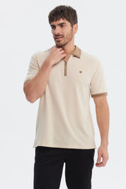 Polera polo beige para hombre con textura cierre frontal y pequeño logo en el pecho diseño elegante y versátil