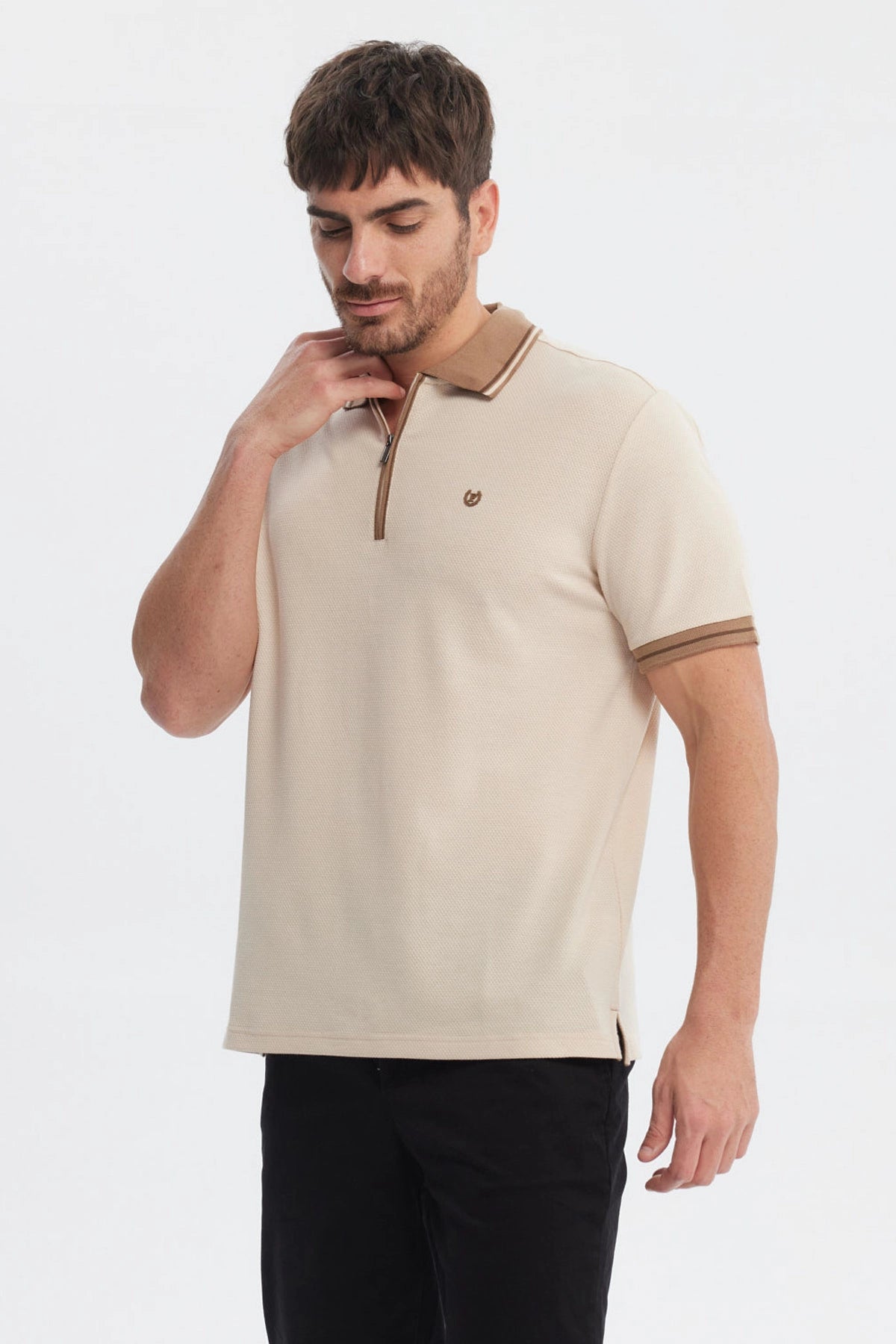 Polera polo beige para hombre con textura cierre frontal y pequeño logo en el pecho diseño elegante y versátil