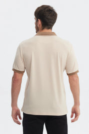 Polera polo beige para hombre con textura cierre frontal y pequeño logo en el pecho diseño elegante y versátil