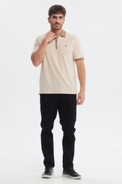 Polera polo beige para hombre con textura cierre frontal y pequeño logo en el pecho diseño elegante y versátil