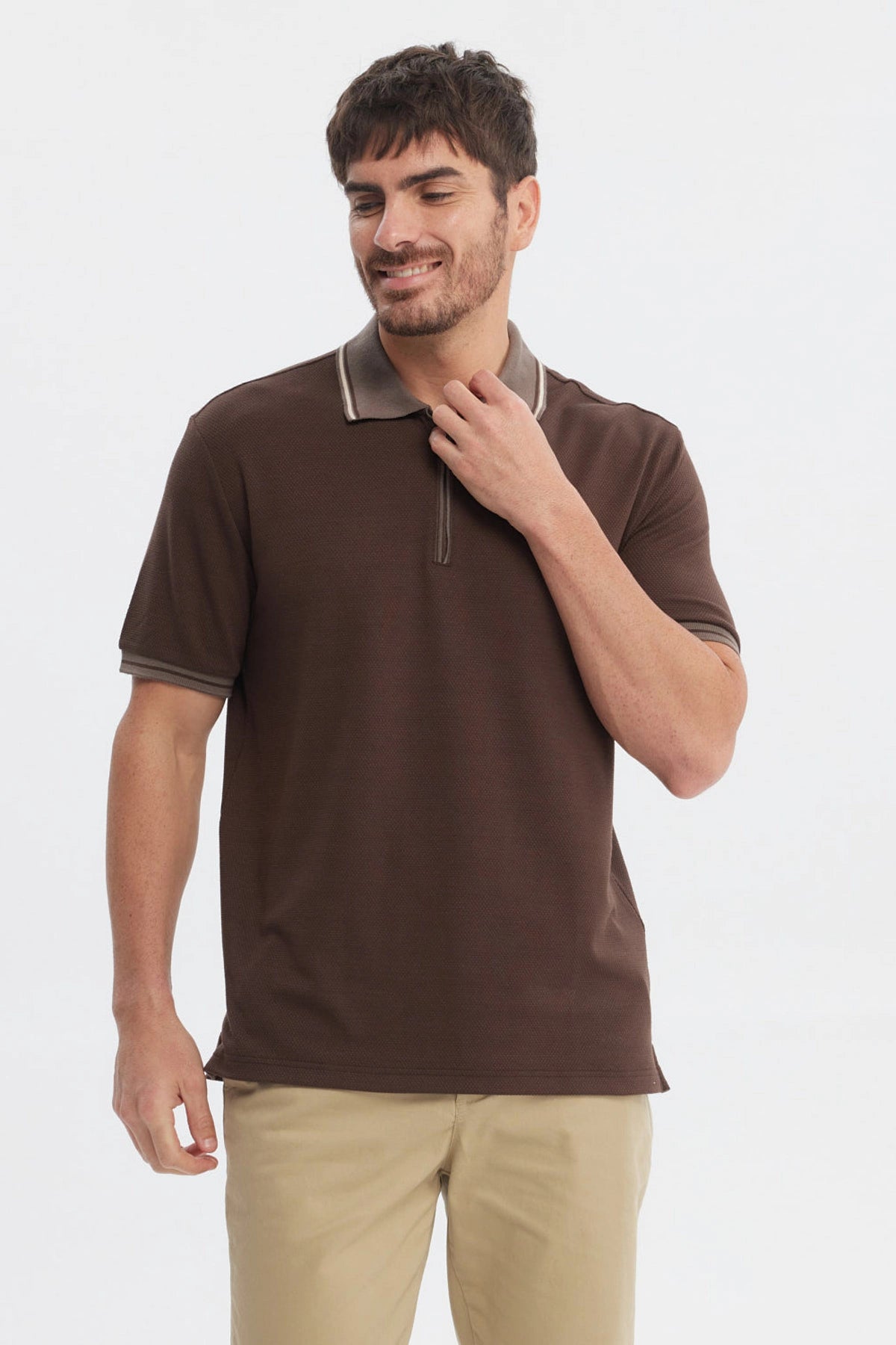 Polera polo chocolate para hombre con textura y cierre en el cuello prenda lisa elegante y casual
