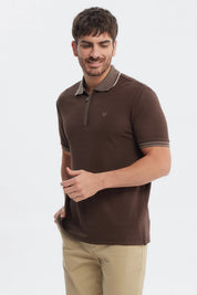 Polera polo chocolate para hombre con textura y cierre en el cuello prenda lisa elegante y casual