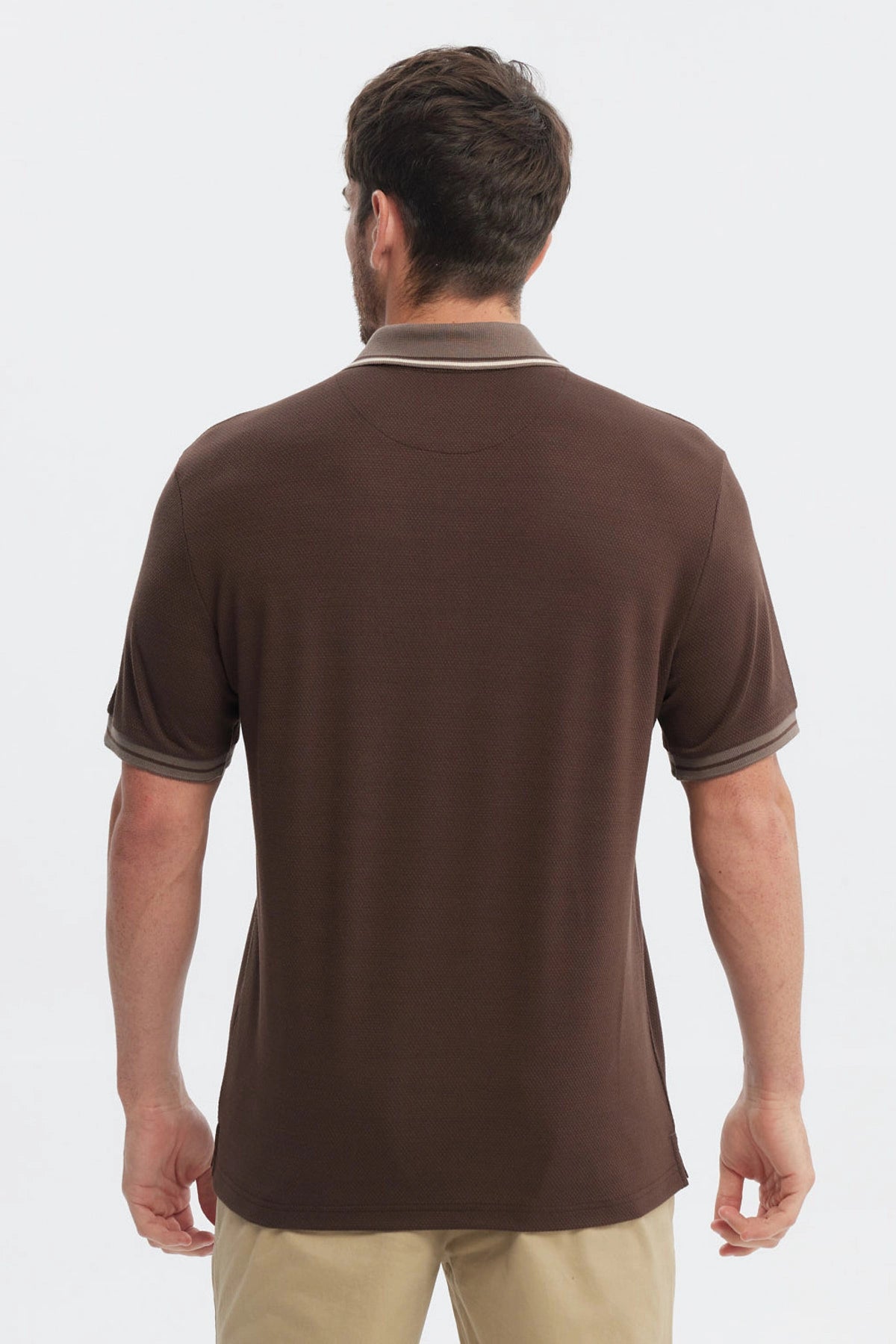 Polera polo chocolate para hombre con textura y cierre en el cuello prenda lisa elegante y casual
