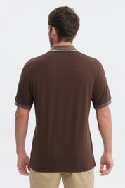 Polera polo chocolate para hombre con textura y cierre en el cuello prenda lisa elegante y casual