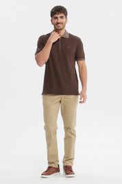 Polera polo chocolate para hombre con textura y cierre en el cuello prenda lisa elegante y casual