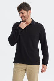 Polera negra para hombre con textura y botón en el cuello diseño liso ideal para un look casual elegante