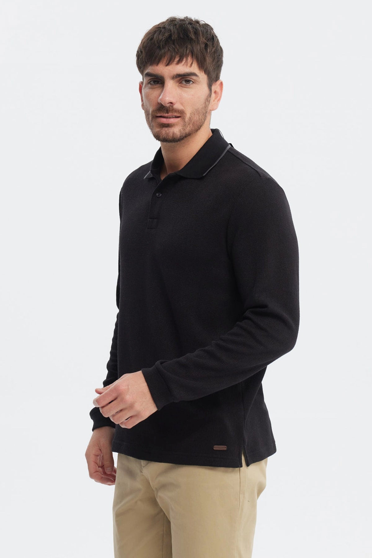 Polera negra para hombre con textura y botón en el cuello diseño liso ideal para un look casual elegante