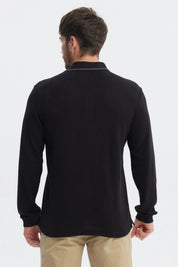 Polera negra para hombre con textura y botón en el cuello diseño liso ideal para un look casual elegante