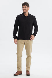 Polera negra para hombre con textura y botón en el cuello diseño liso ideal para un look casual elegante