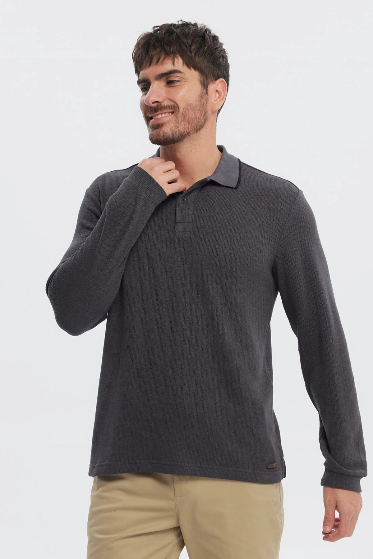 Polera marengo de manga larga con textura lisa y botón en el cuello ideal para un look casual y cómodo