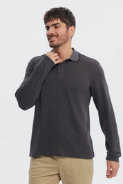 Polera marengo de manga larga con textura lisa y botón en el cuello ideal para un look casual y cómodo