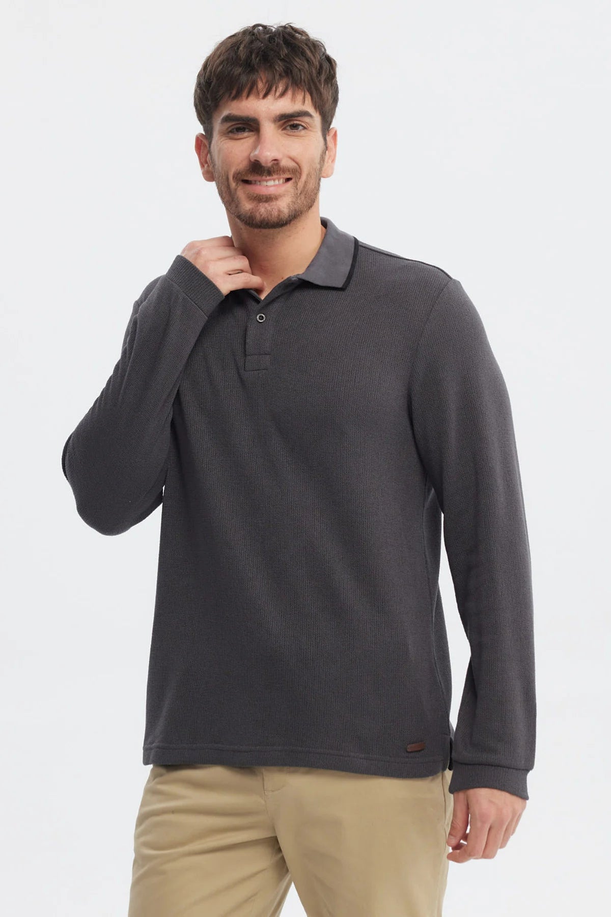 Polera marengo de manga larga con textura lisa y botón en el cuello ideal para un look casual y cómodo