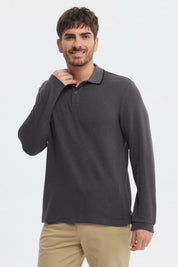 Polera marengo de manga larga con textura lisa y botón en el cuello ideal para un look casual y cómodo