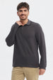 Polera marengo de manga larga con textura lisa y botón en el cuello ideal para un look casual y cómodo
