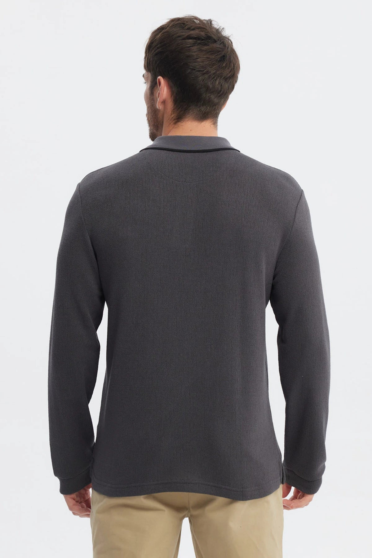 Polera marengo de manga larga con textura lisa y botón en el cuello ideal para un look casual y cómodo