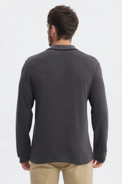 Polera marengo de manga larga con textura lisa y botón en el cuello ideal para un look casual y cómodo