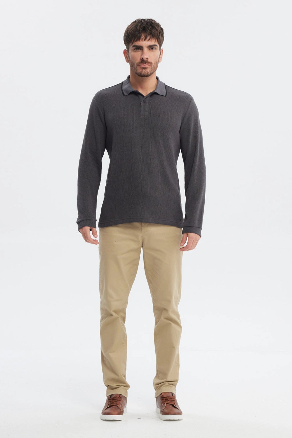 Polera marengo de manga larga con textura lisa y botón en el cuello ideal para un look casual y cómodo