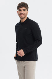 Polera negra lisa de manga larga con cuello polo y botones al frente