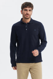 Polera hombre azul marino lisa con cuello polo y botones detalles bordados en el pecho de estilo casual y elegante