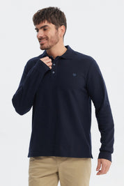 Polera hombre azul marino lisa con cuello polo y botones detalles bordados en el pecho de estilo casual y elegante