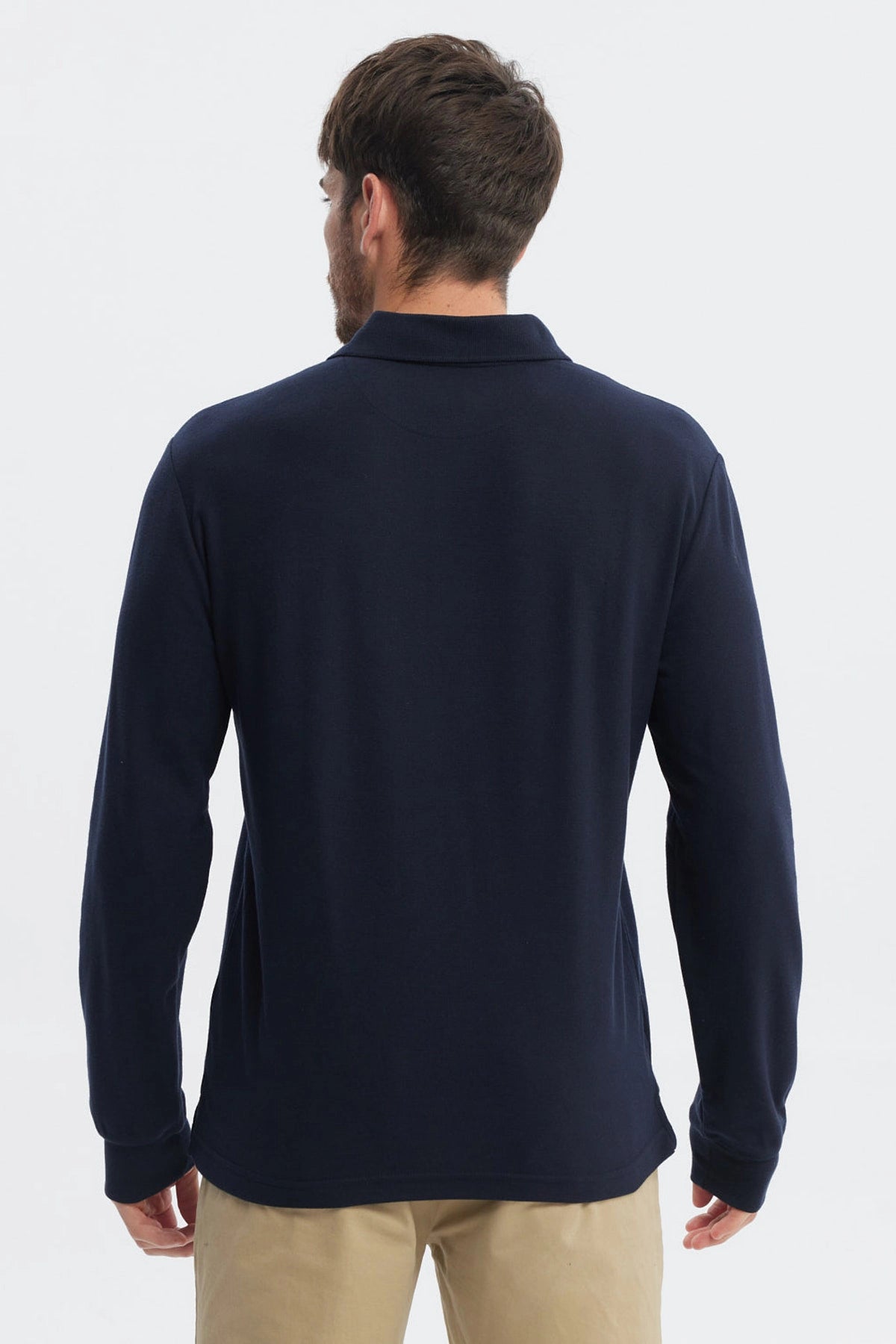 Polera hombre azul marino lisa con cuello polo y botones detalles bordados en el pecho de estilo casual y elegante
