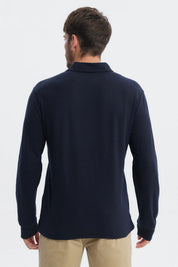 Polera hombre azul marino lisa con cuello polo y botones detalles bordados en el pecho de estilo casual y elegante